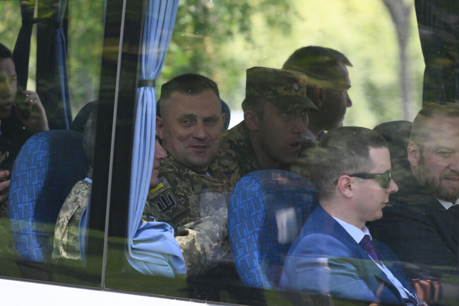 Члены украинской делегаций на&nbsp;территории дворца Чираган в&nbsp;Стамбуле в&nbsp;день переговоров между&nbsp;Россией и Украиной, 2&nbsp;июня 2025&nbsp;года