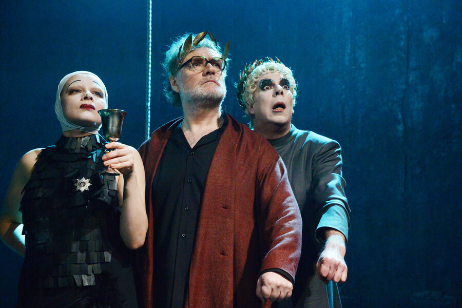 Актер Владимир Симонов (в центре) в&nbsp;сцене из&nbsp;спектакля &laquo;Ромул Великий&raquo; в&nbsp;Театре имени Евг. Вахтангова, 2021&nbsp;год