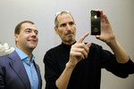 Джобс встречался с Медведевым, поклонником продукции Apple, и подарил ему iPhone 4