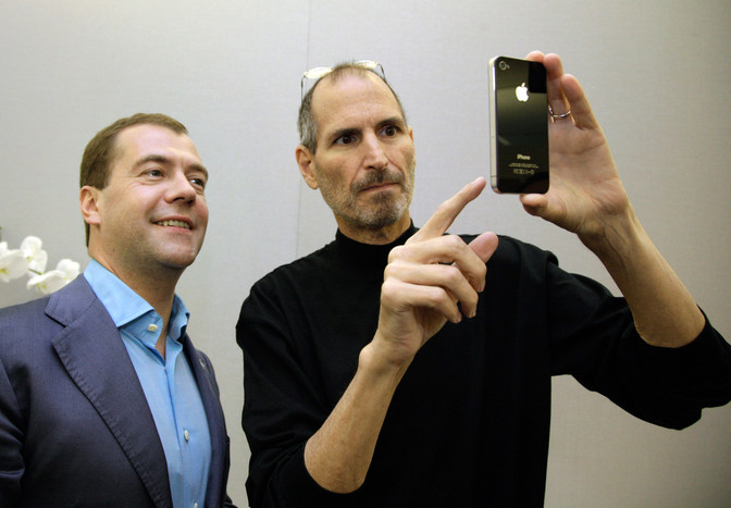 Джобс встречался с&nbsp;Медведевым, поклонником продукции Apple, и подарил ему iPhone 4