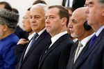 Премьер-министр РФ Дмитрий Медведев (в центре), президент Афганистана Ашраф Гани Ахмадзай (второй справа) и президент Таджикистана Эмомали Рахмон (справа) на церемонии прощания с президентом Узбекистана Исламом Каримовым