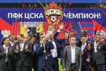 Главный тренер ЦСКА Леонид Слуцкий вместе с руководством и футболистами команды во время чествования клуба на новом стадионе в Москве в 2016 году