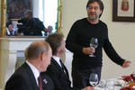 Чаепитие премьера Владимира Путина с участниками благотворительного вечера в Санкт-Петербурге, справа в кадре — музыкант Юрий Шевчук, 29 мая 2010 года