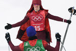 Российские спортсмены Денис Спицов (на втором плане) и Александр Большунов, завоевавшие серебряные медали в командном спринте среди мужчин в соревнованиях по лыжным гонкам на XXIII зимних Олимпийских играх в Пхенчхане, 21 февраля 2018 года