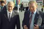 Президент России Владимир Путин и президент Украины Леонид Кучма во время встречи в аэропорту Киева, 2001 год