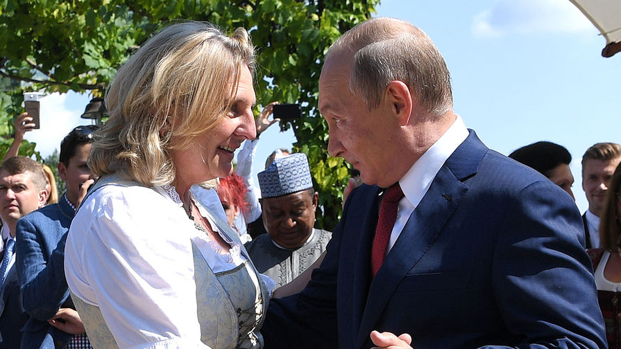 Владимира Путин и министр иностранных дел Германии Карин Кнайсль в Гамлице, Австрия, 18 августа 2018 года