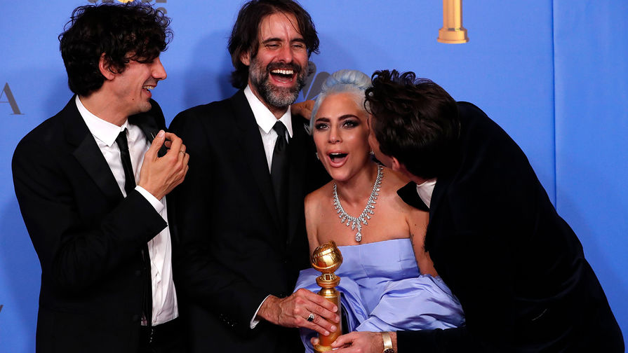 Леди Гага и авторы песни «Shallow» из саундтрека к фильму «Звезда родилась» на 76-й церемонии вручения американской кинопремии «Золотой глобус» в Лос-Анджелесе, 7 января 2019 года