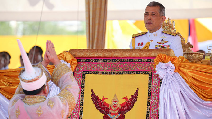 Король Таиланда Маха Вачиралонгкорн во время торжественной церемонии Первой борозды в Бангкоке, май 2018 года