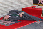 Хью Лори около своей звезды на голливудской «Аллее славы», 2016 год