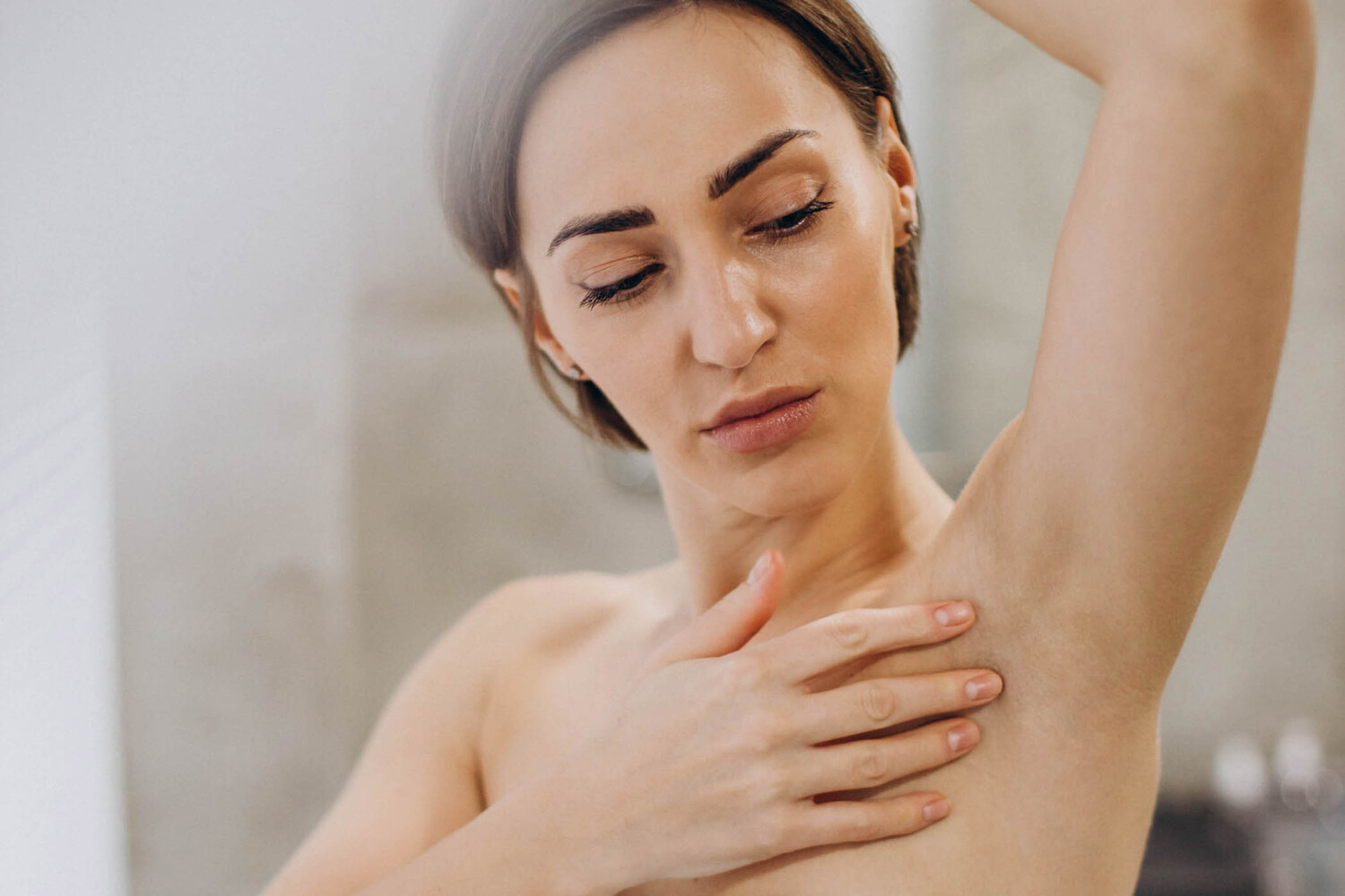 От косметики до уколов: врачи о том, как избавиться от запаха пота -  Газета.Ru