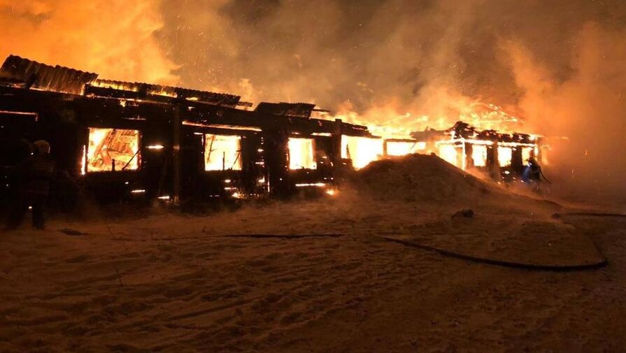 Спасатели тушат крупный пожар на рынке в Самарской области