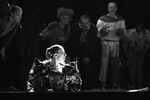 Инна Чурикова в роли королевы Гертрудаы во время репетиции спектакля «Гамлет» по трагедии Вильяма Шекспира в постановке Глеба Панфилова в театре «Ленком», 1986 год