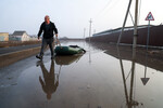 Мужчина на подтопленной улице Красной в Оренбурге, 10 апреля 2024 года