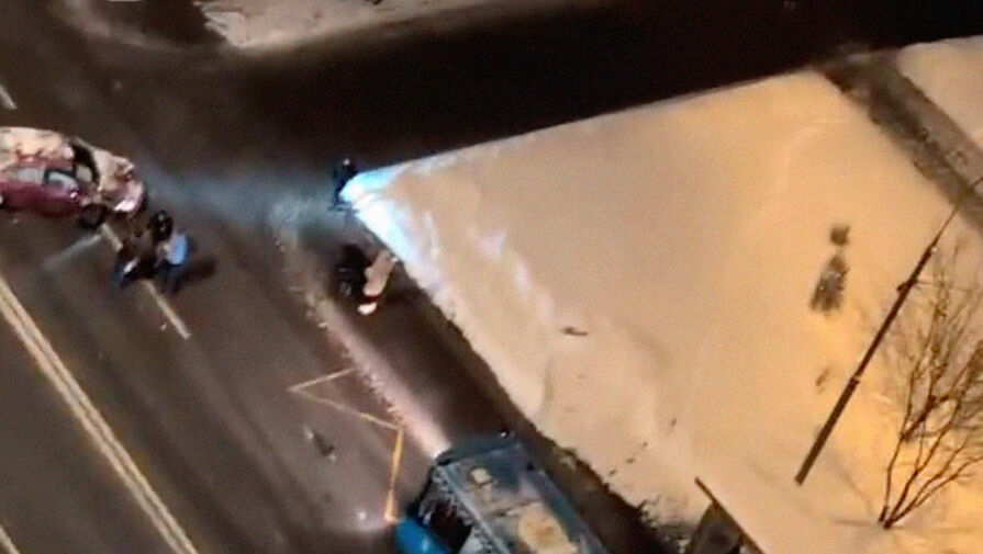 В Москве легковушка влетел в автобус с людьми и попала на видео