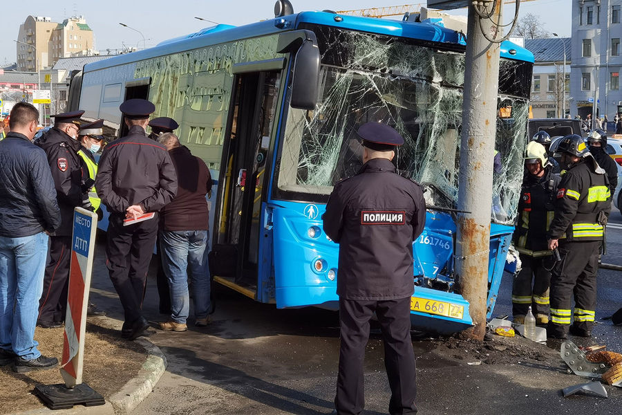 Последствия столкновения пассажирского автобуса с&nbsp;мачтой освещения на&nbsp;ул. Марксистская, 14 апреля 2021 года 