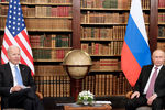 Президент России Владимир Путин и президент США Джо Байден во время встречи в рамках российско-американского саммита на вилле Ла-Гранж в Женеве, 16 июня 2021 года