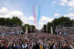Авиационное шоу в честь платинового юбилея королевы, в котором принимали участие около 70 самолетов Королевских ВВС, 2 июня 2022 года