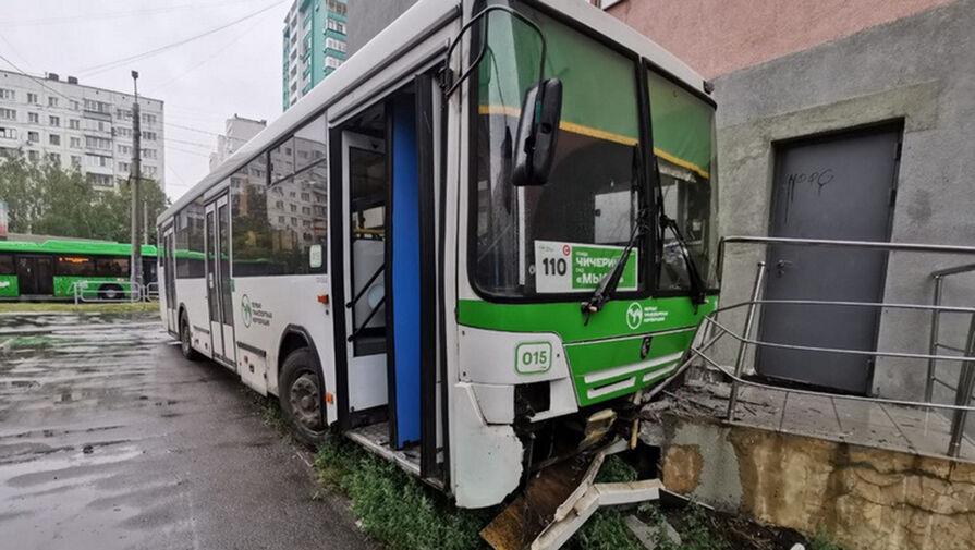В Челябинске автобус столкнулся с легковушкой и врезался в отель