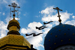 Самолеты МиГ-29УБ из авиационной группы высшего пилотажа «Стрижи» во время показательного выступления на авиационном празднике «Я выбираю небо» в Казани, 7 августа 2022 года