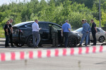 Следователи у машины экс-министра транспорта РФ Романа Старовойта на парковке в Одинцовском городском округе Московской области, где было найдено его тело, 7 июля 2025 года