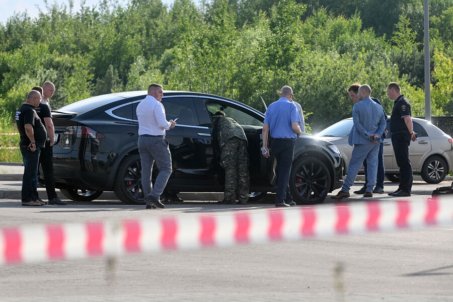 Следователи у&nbsp;машины экс-министра транспорта РФ Романа Старовойта на&nbsp;парковке в&nbsp;Одинцовском городском округе Московской области, где было найдено его тело, 7&nbsp;июля 2025&nbsp;года