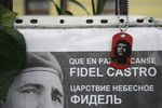 Портрет Фиделя Кастро у посольства Кубы в Москве