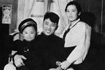 Юный Ким Чен Ир с отцом Ким Ир Сеном и матерью Ким Чен Сук