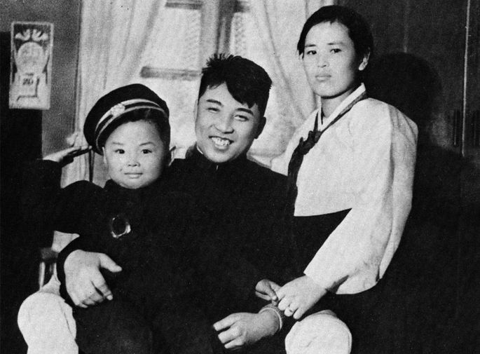 Юный Ким Чен Ир с&nbsp;отцом Ким Ир Сеном и матерью Ким Чен Сук