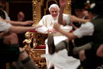 Папа Римский Бенедикт ХVI во время празднования своего 85-летия в Ватикане, 2012 год