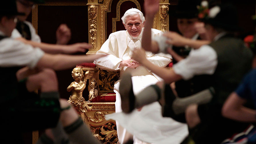 Папа Римский Бенедикт ХVI во время празднования своего 85-летия в&nbsp;Ватикане, 2012&nbsp;год