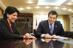 Президент Грузии Михаил Саакашвили (справа) подписывает указ о предоставлении двойного гражданства и назначении министром иностранных дел Грузии Саломе Зурабишвили, 2004 год