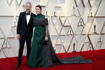 Актриса Оливия Колман и ее супруг Эд Синклер на красной дорожке перед началом церемонии вручения кинопремии «Оскар» в Лос-Анджелесе, 24 февраля 2019 года