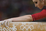 Гимнастка Алия Мустафина выполняет упражнения на бревне в командном многоборье среди женщин на соревнованиях по спортивной гимнастике на XXXI летних Олимпийских играх, 2016 год 