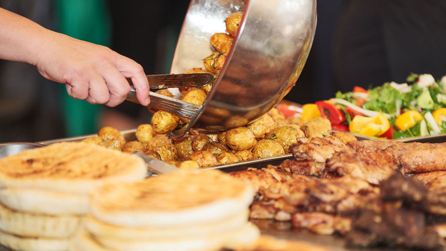 В Турции запретили брать еду со шведского стола своими руками
