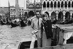 Актриса Моника Витти и режиссер Микеланджело Антониони (1912-2007) в Венеции, 1962 год 