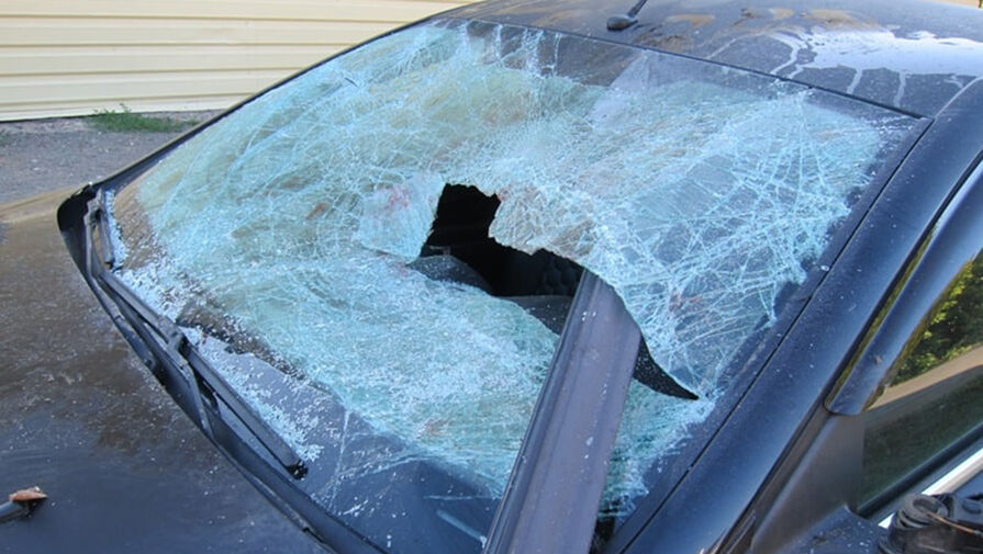 В Пермском крае пьяный мужчина разгромил чужой автомобиль и уснул на его капоте