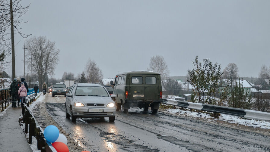 Вылетевшая из моста арматура оторвала бампер автомобилисту