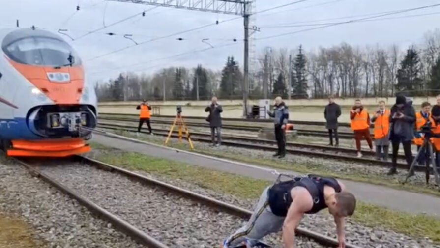 В Петербурге российский атлет установил мировой рекорд, сдвинув поезд весом 650 тонн