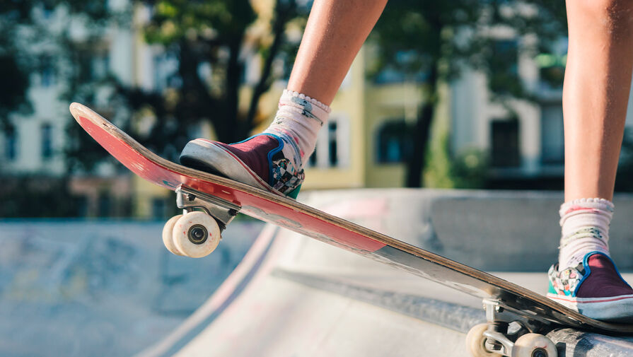 Юный скейтбордист сломал ногу из-за наезда самокатчика в Подмосковье