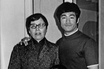 Настоящее имя Брюса Ли — Ли Чаньфань. Он родился в семье популярного певца кантонской оперы Ли Хайцюаня из Британского Гонконга и Грейс Хо, родившейся в Шанхае от связи китаянки и предпринимателя из Германии (по поводу ее смешанного происхождения бытуют разные версии, но точно известно, что она исповедовала католичество).
<br><br>
<b>На фото:</b> Актер Брюс Ли вместе с матерью и сыном Брэндоном, Лос-Анджелес, Калифорния, около 1970 года