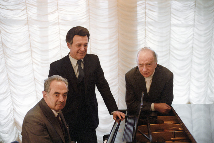 Композитор Эдуард Колмановский, певец Иосиф Кобзон и композитор Оскар Фельцман (слева направо). Кобзон исполнял песню «Баллада о&nbsp;красках» и вокальный цикл «Песни былого».