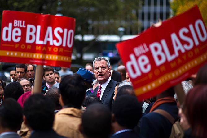 Основной претендент на пост мэра Нью-Йорка — кандидат от Демократической партии, известный адвокат Билл де Блазио