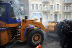 Сторонники евроинтеграции Украины используют трактор, чтобы прорваться в здание администрации президента Украины в Киеве. Декабрь 2013 года
