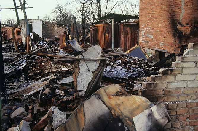 Разрушенные дома в окрестностях Владикавказа в дни осетино-ингушского конфликта 1992 года