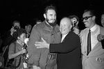 Никита Хрущев и Фидель Кастро во время встречи на ХV сессии Генеральной Ассамблеи ООН в Нью-Йорке, 1960 год