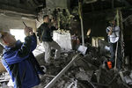 Сотрудники миссии ОБСЕ, прибывшие на место обстрела жилого сектора Донецка, фиксируют разрушения и собирают осколки