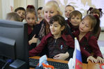 Девочка из Сирии Гхеда Хаддад (в центре) во время урока в Ивановской школе-интернате