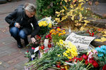 Жители Киева несут цветы в память о жертвах теракта к посольству Франции
