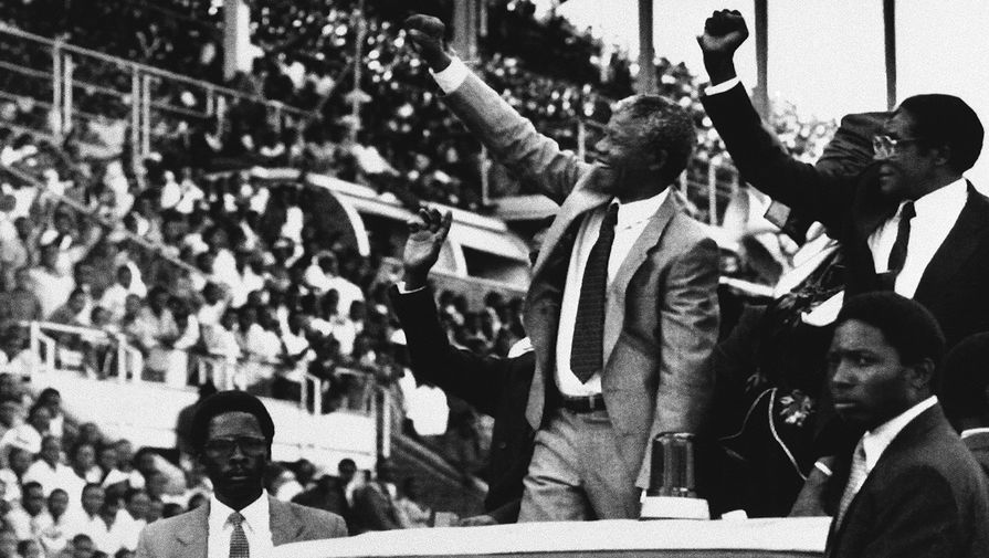 Президент Зимбабве Роберт Мугабе и заместитель президента Африканского национального конгресса Нельсон Мандела на&nbsp;церемонии основания нового праздника &mdash; дня Манделы. Хараре, Зимбабве, 5&nbsp;марта 1990&nbsp;года