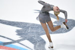 Мария Сотскова выступает в произвольной программе женского одиночного катания на чемпионате России по фигурному катанию в Санкт-Петербурге
